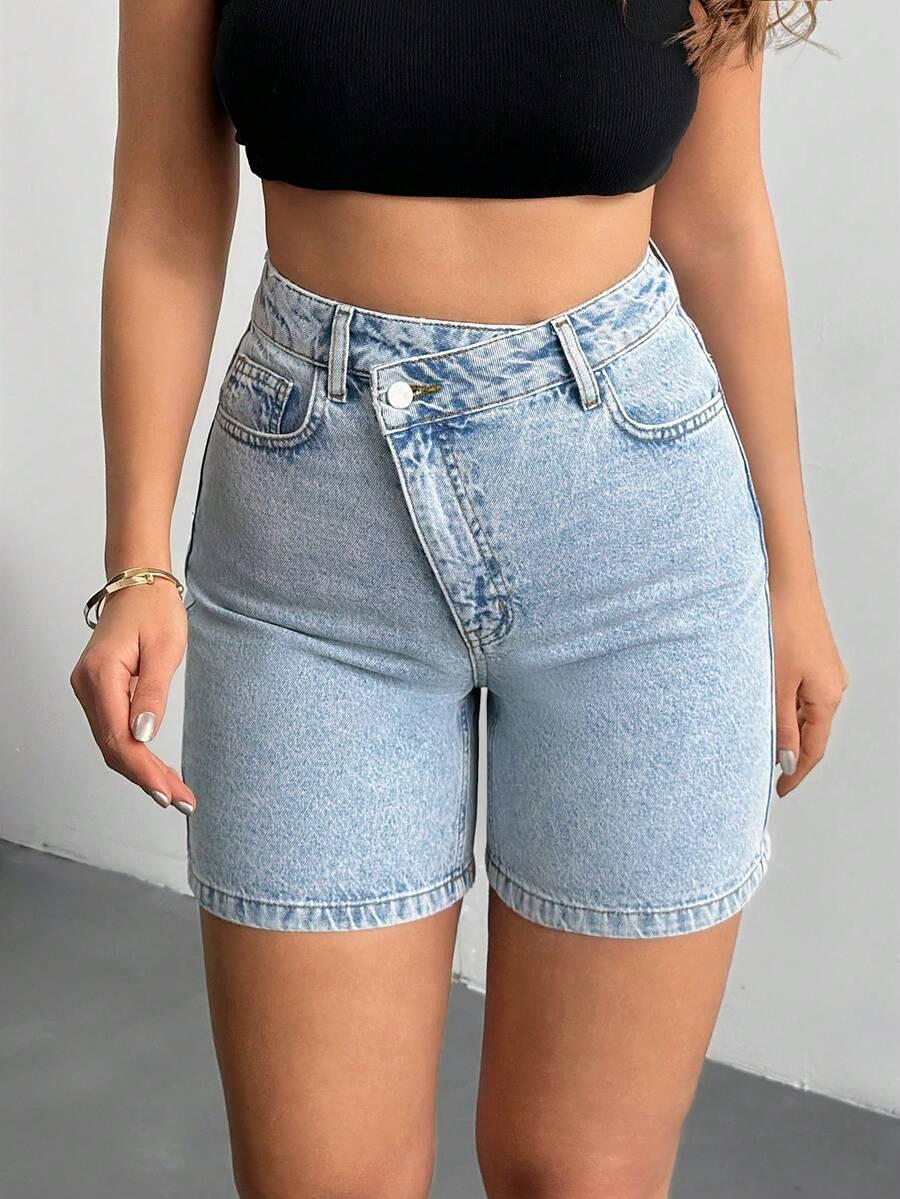 niebieskie spodenki jeans