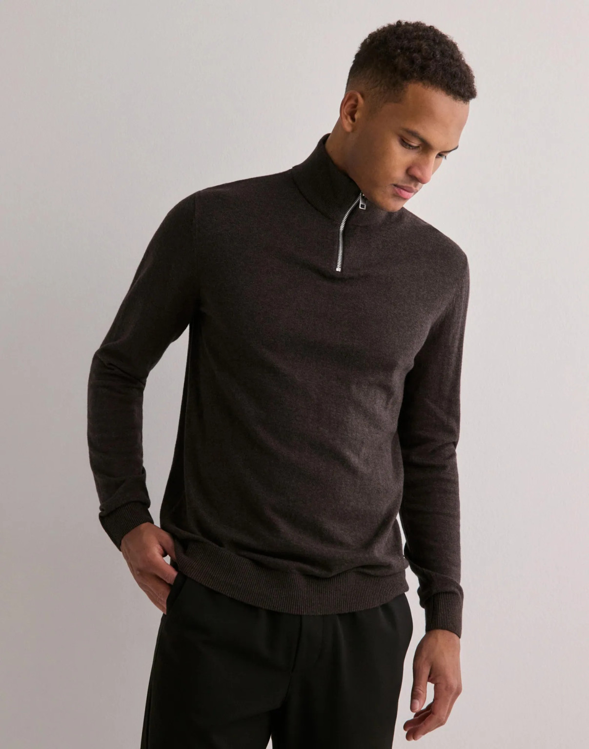 BRĄZOWY SWETER STÓJKA