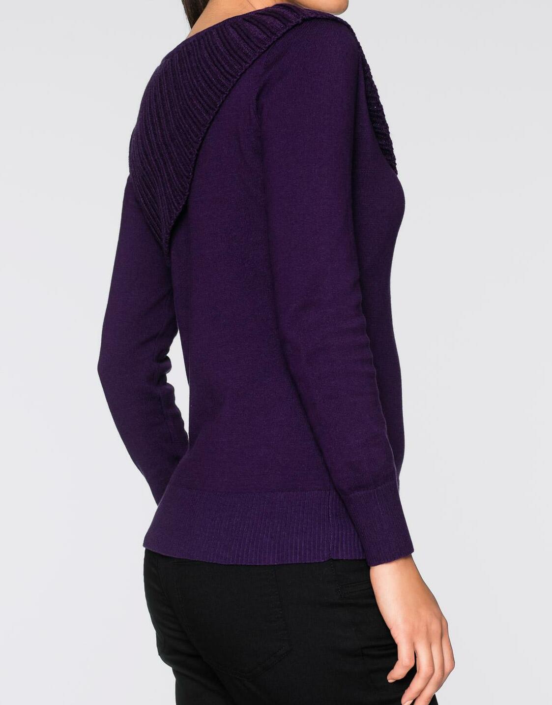 SWETER Z OZDOBNYM ELEMENTEM