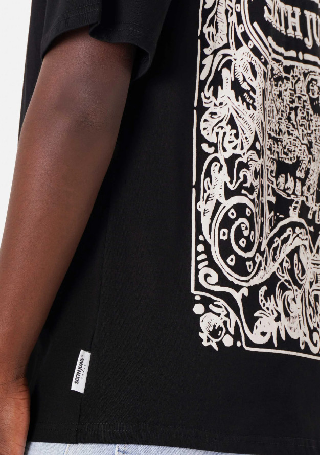 czarny t-shirt okrągły dekolt nadruk kontrast logo