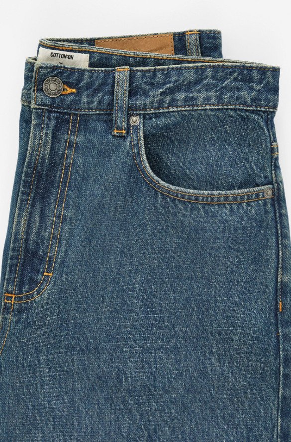 niebieskie spodnie jeans proste nogawki