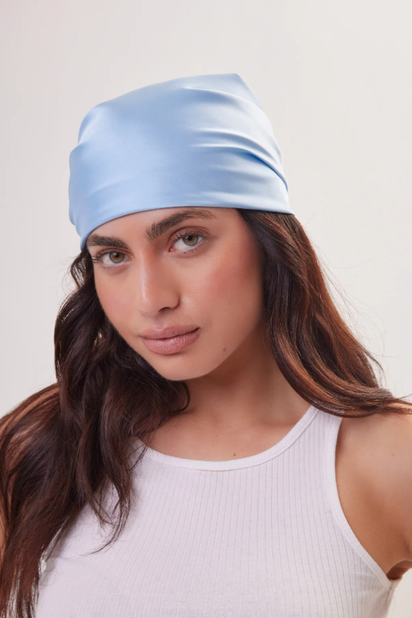 satynowa niebieska chustka bandana