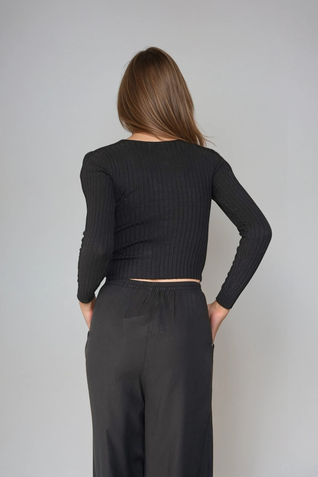 czarny sweter v-neck