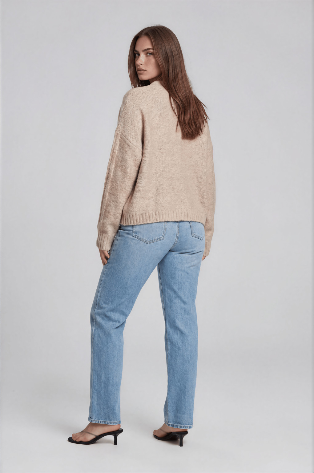 beżowy sweter oversize