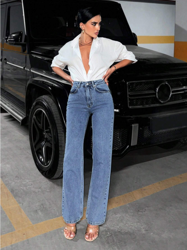 niebieskie spodnie jeans