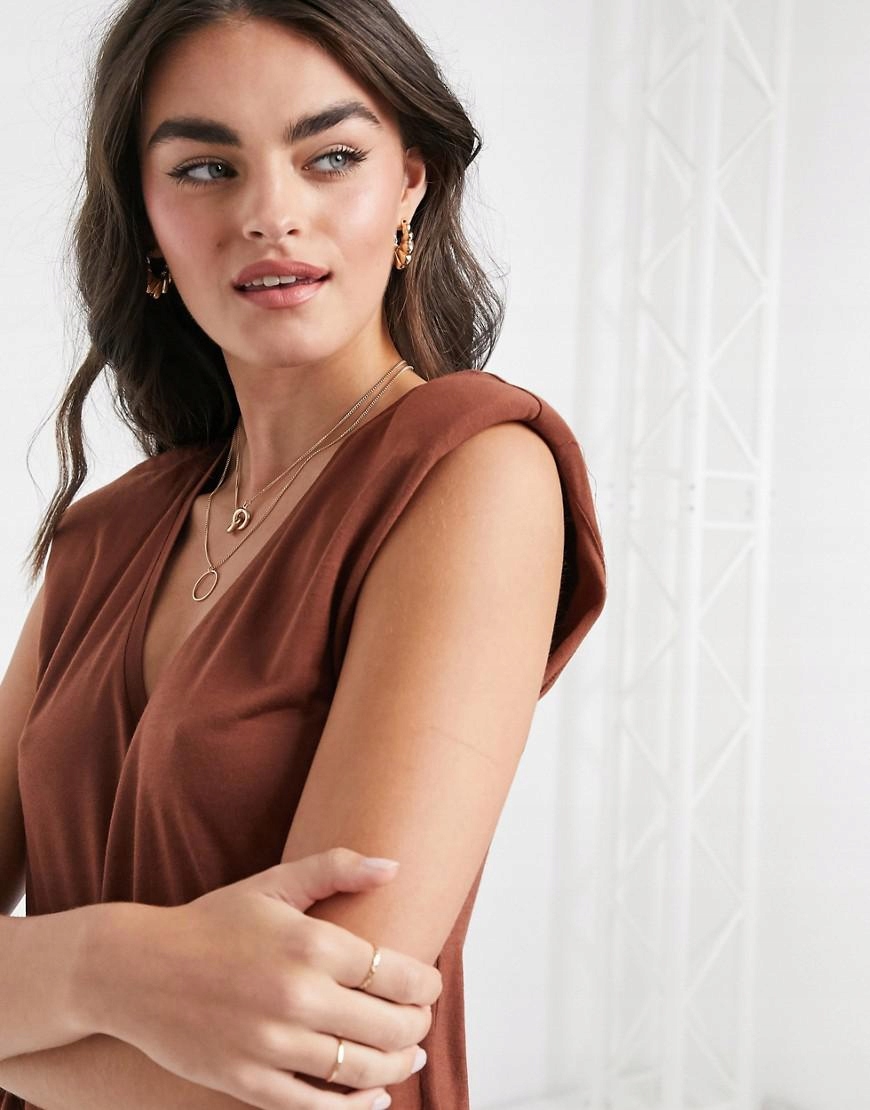 brązowa bluzka v-neck
