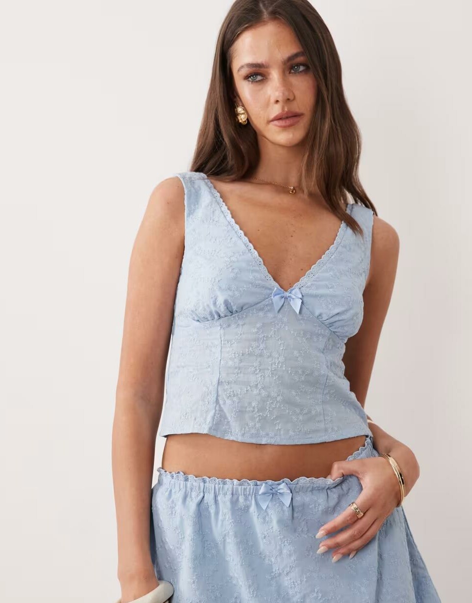 NIEBIESKI KLASYCZNY TOP V-NECK haft zdobienie