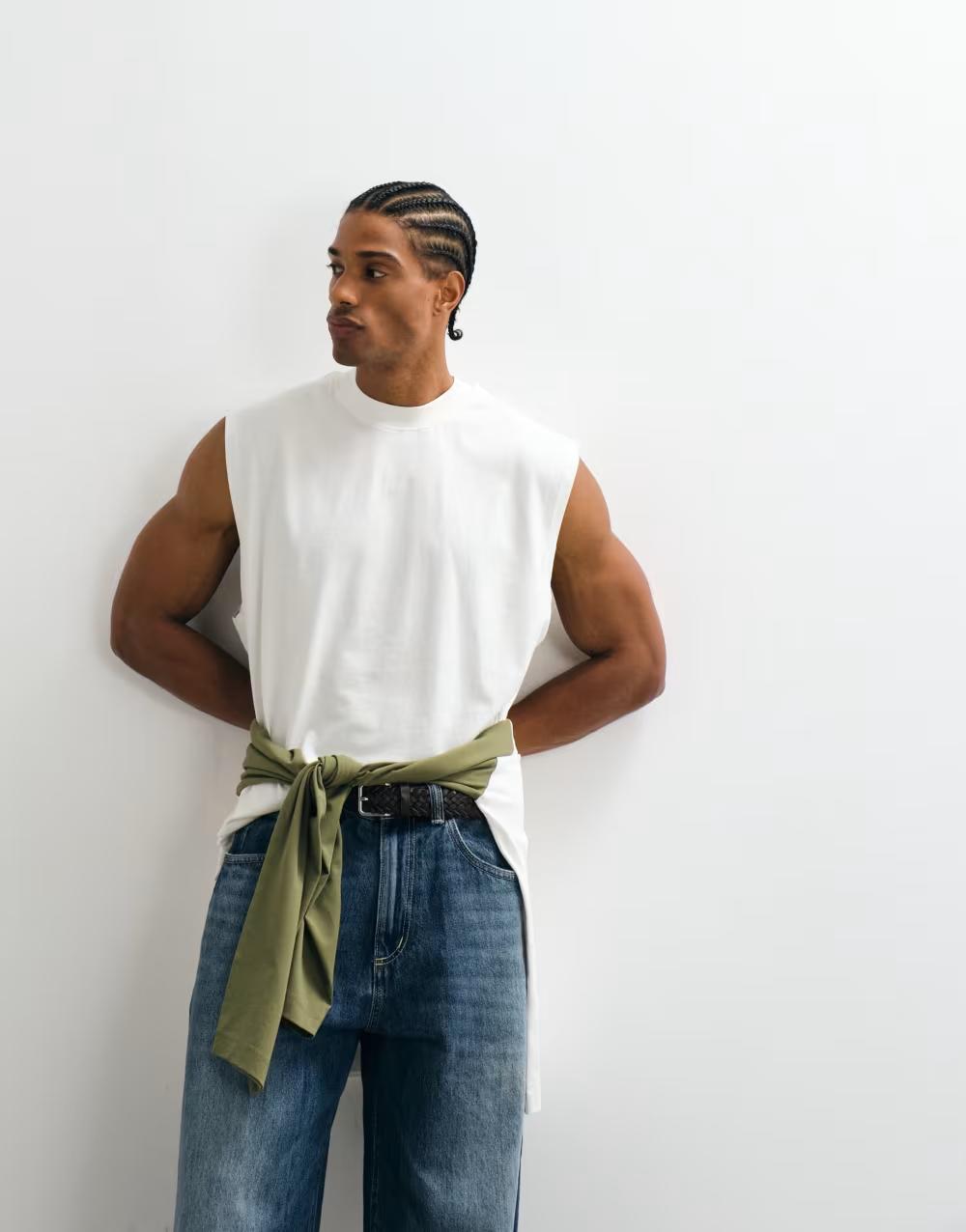 biała koszulka bez rękawów