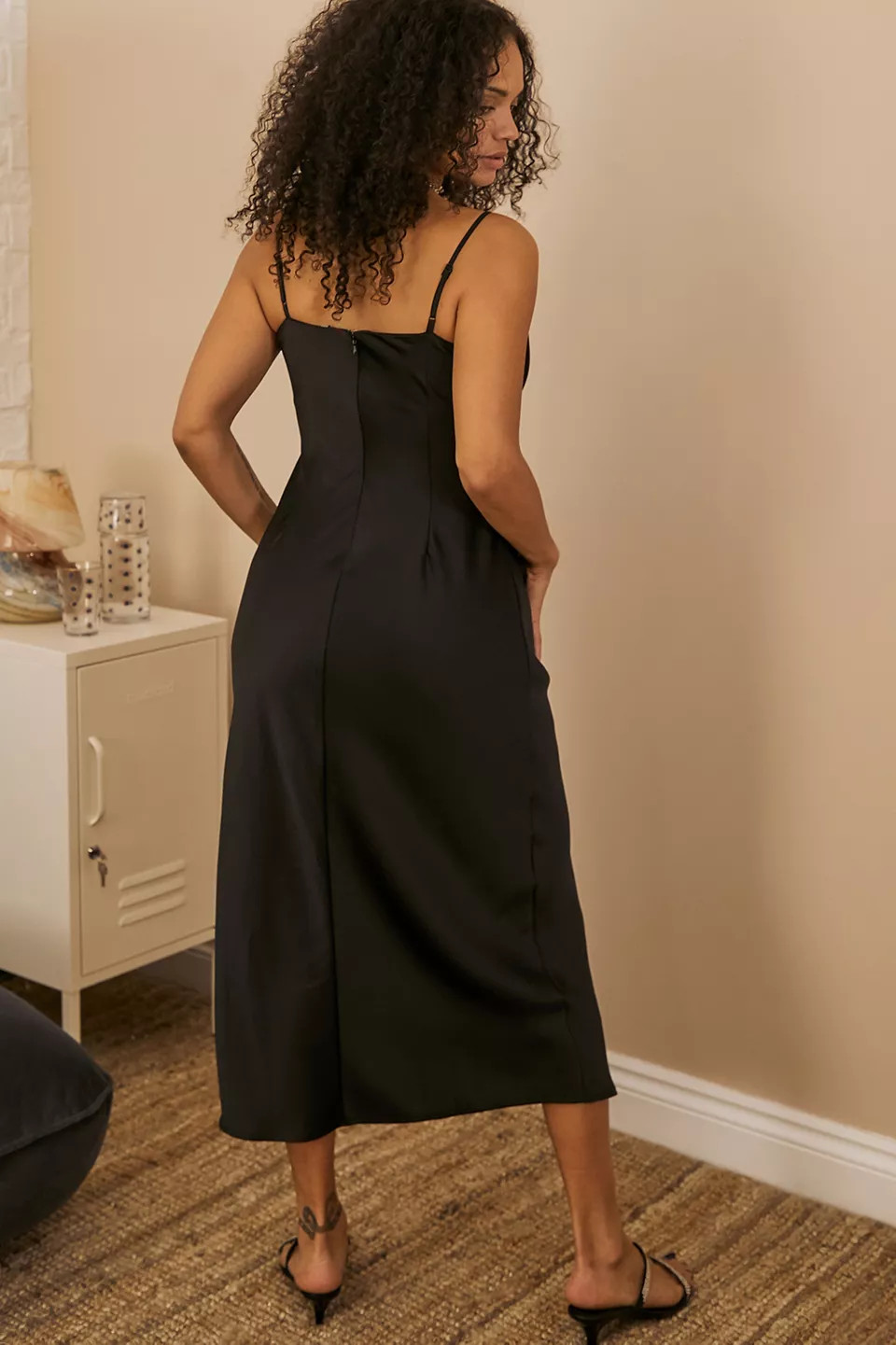 satynowa czarna midi sukienka na ramiączkach
