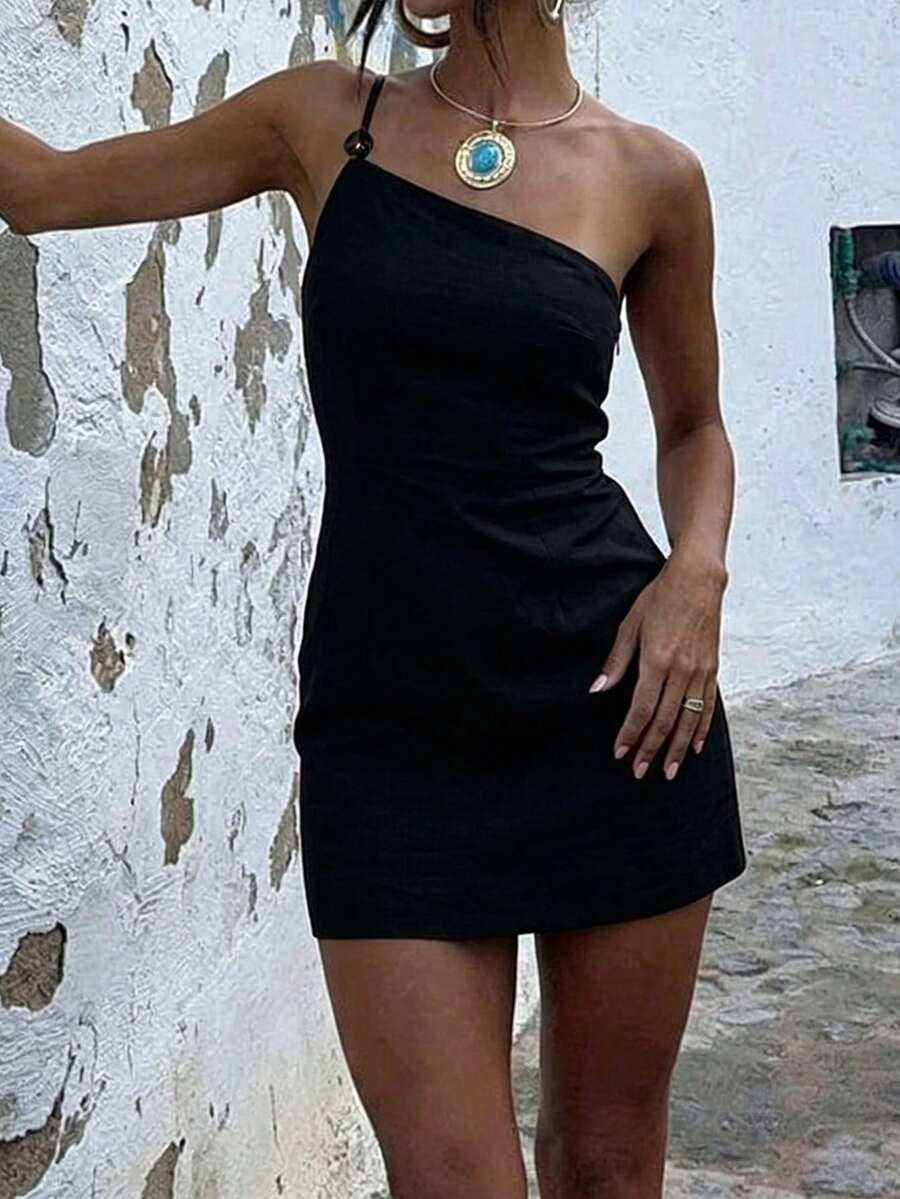 czarna mini sukienka na jedno ramię