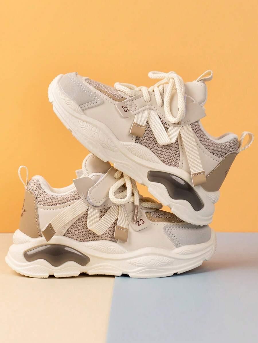 sznurowane buty sportowe