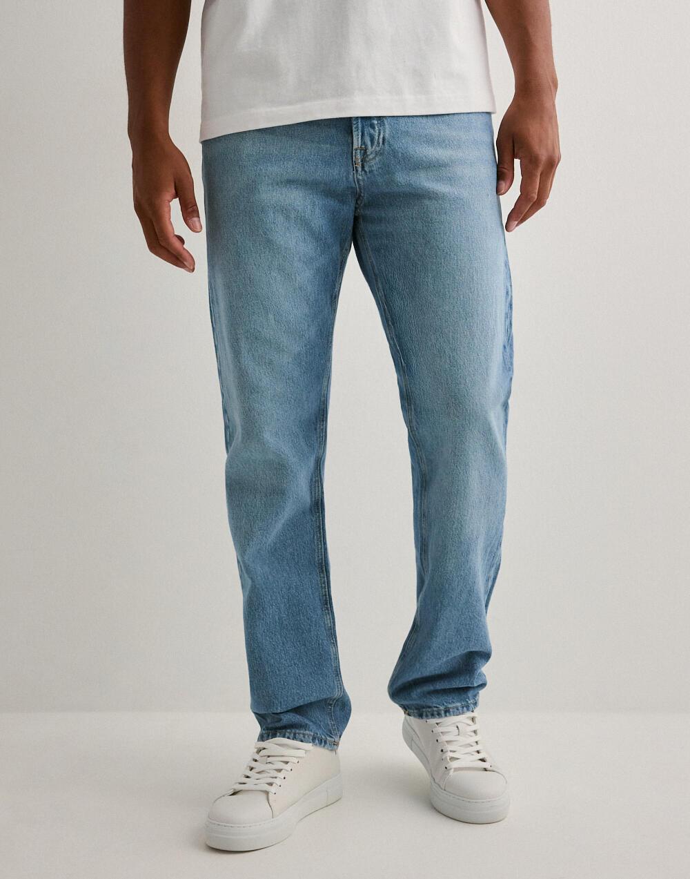 niebieskie proste spodnie jeans guziki kieszenie