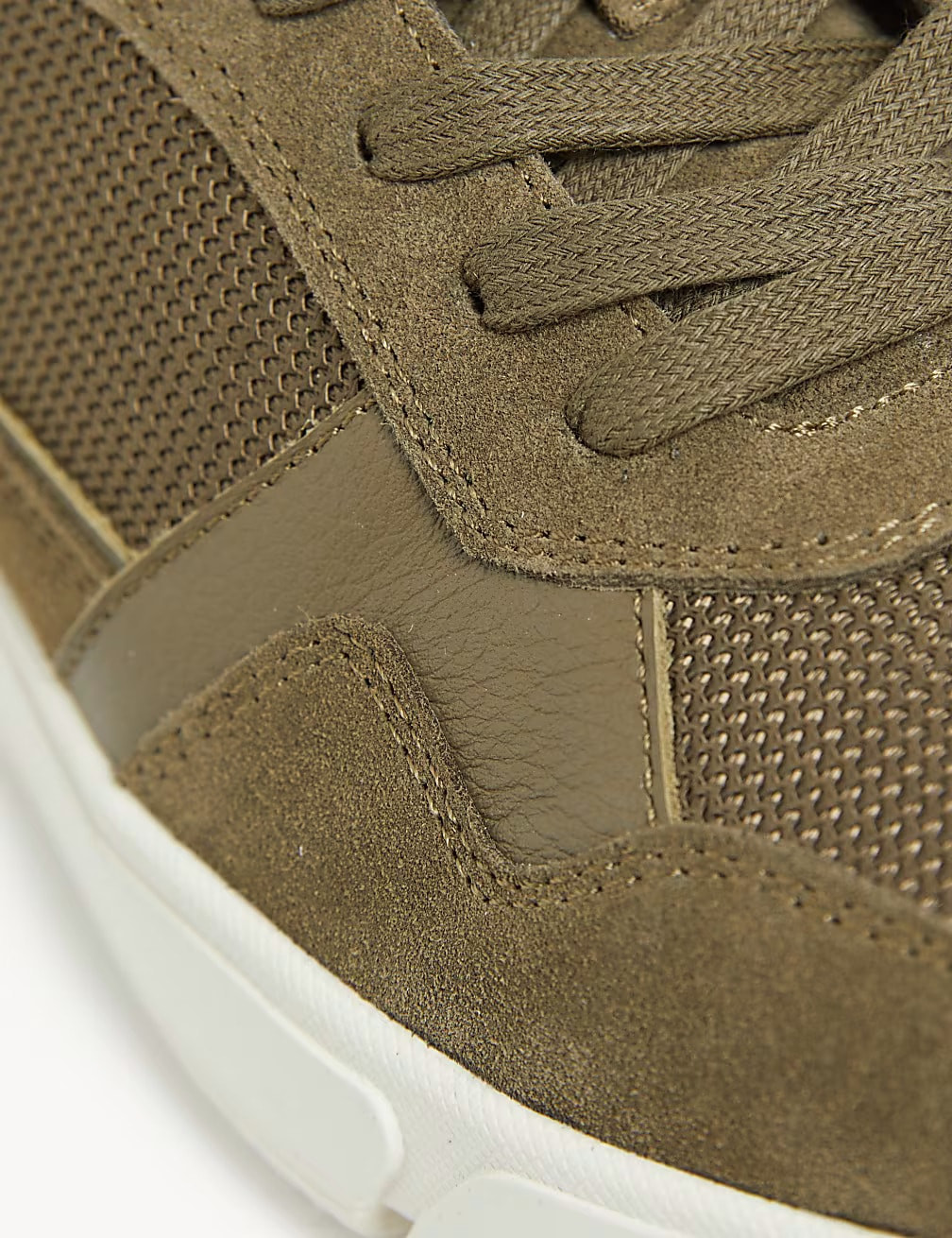 sznurowane buty sportowe