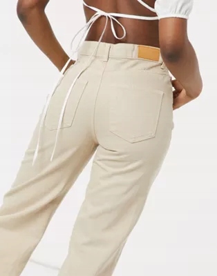 beżowe spodnie jeans