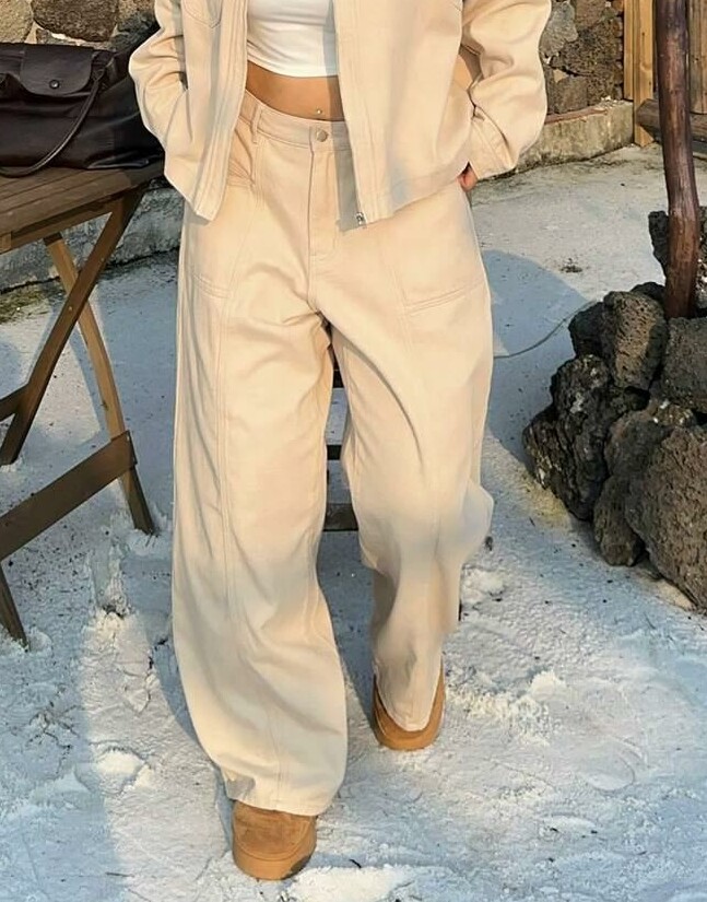 beżowe spodnie jeans