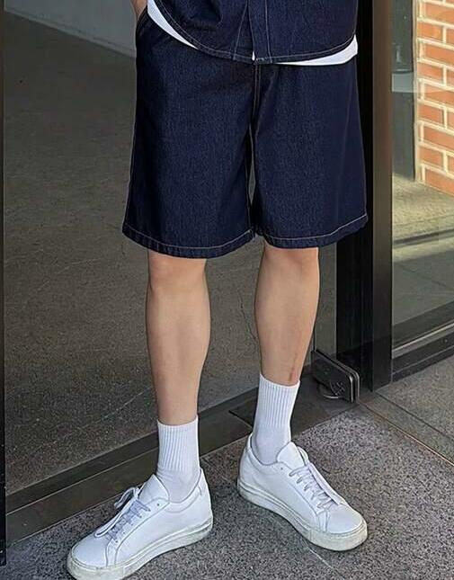 granatowe spodenki jeans