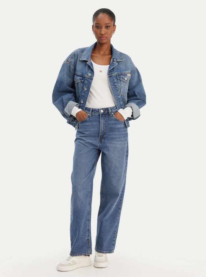 niebieskie spodnie barrel jeans