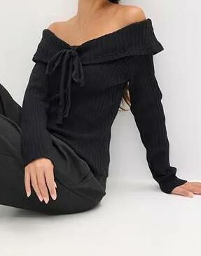 SWETER Z ODKRYTYMI RAMIONAMI