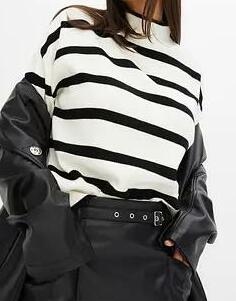 SWETER OVERSIZE W PASKI