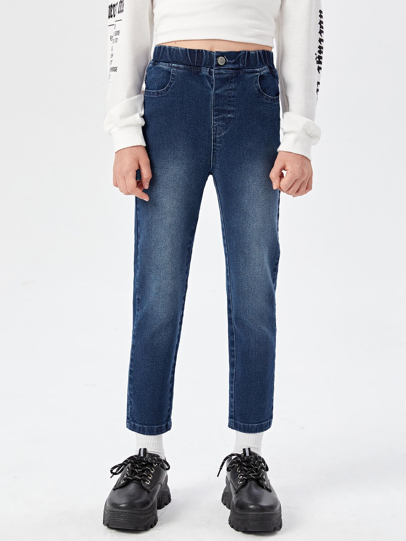 niebieskie spodnie jeans