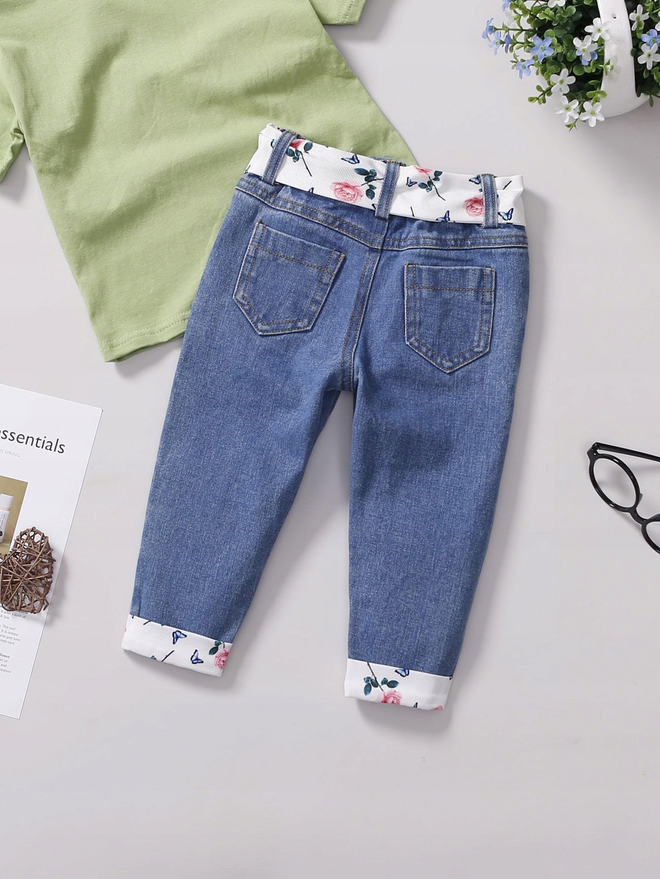 niebieskie spodnie jeans