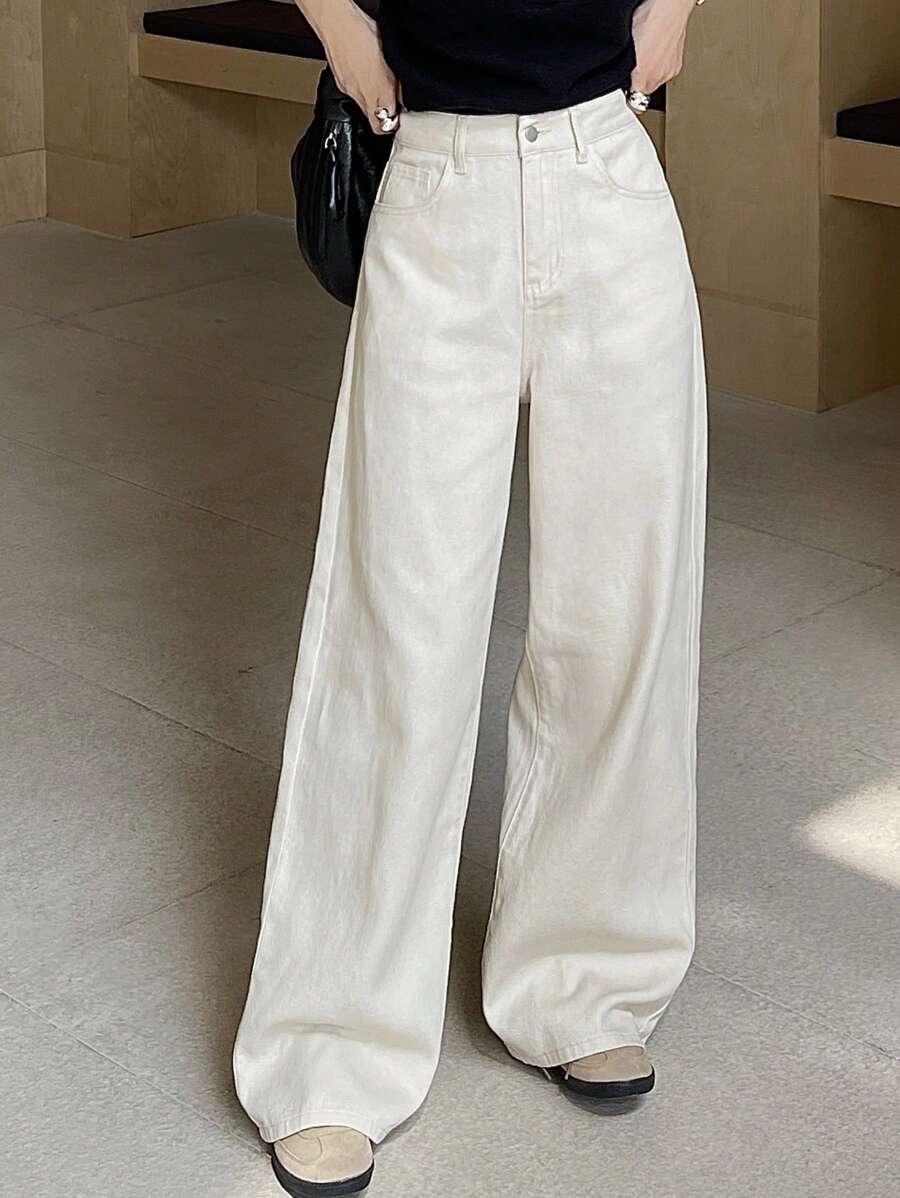 beżowe spodnie jeans