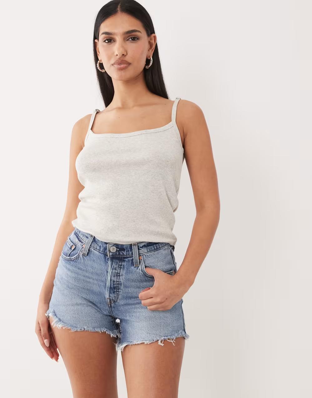 niebieskie krótkie spodenki jeans guziki