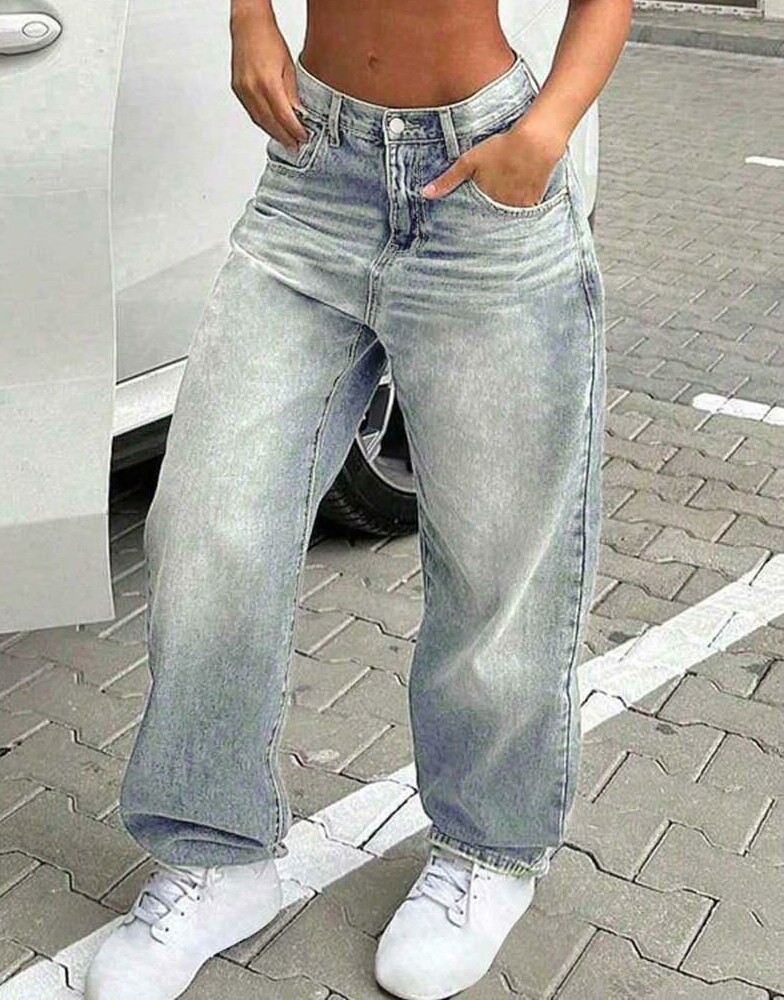 niebieskie szerokie spodnie jeans