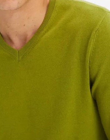 SWETER MĘSKI DZIANINOWY Z DEKOLTEM W SEREK