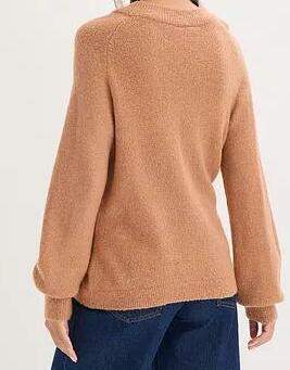 SWETER DAMSKI Z APLIKACJĄ 