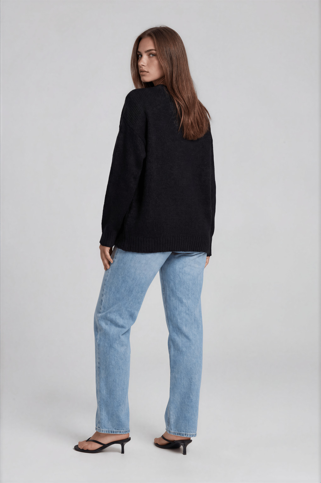 CZARNY SWETER V NECK