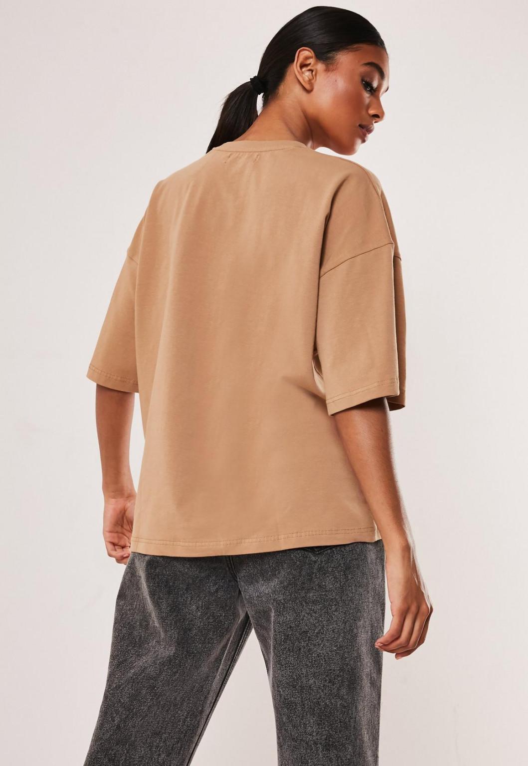BEŻOWY T-SHIRT OVERSIZE