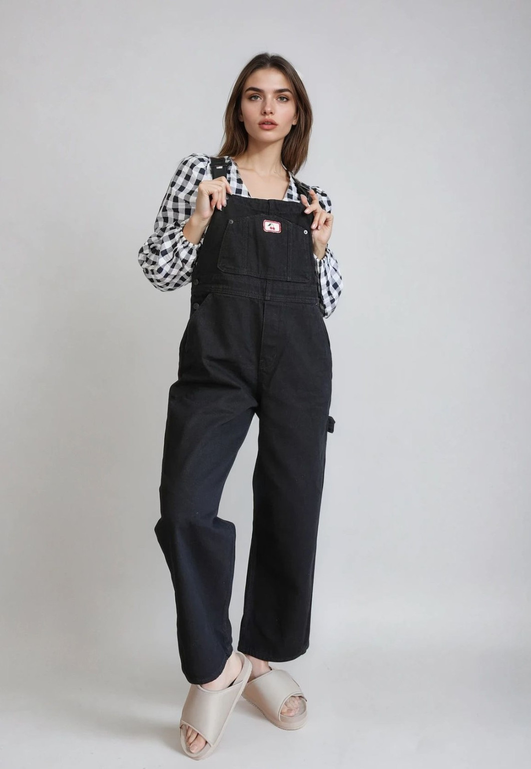 czarne spodnie ogrodniczki jeans
