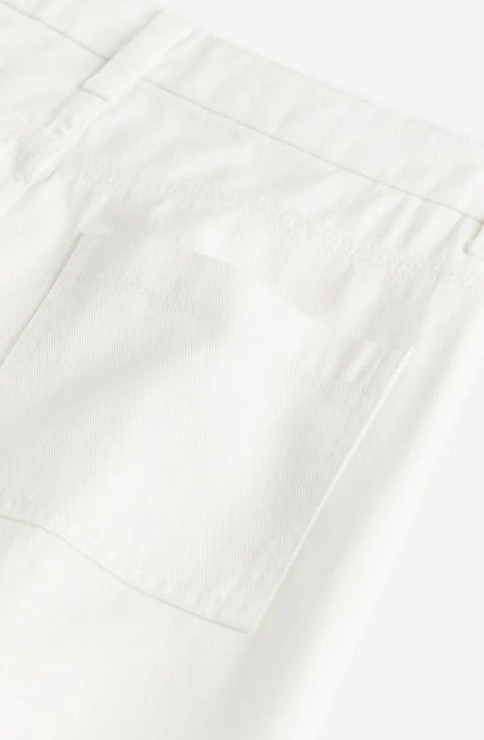 białe spodnie jeans kieszenie