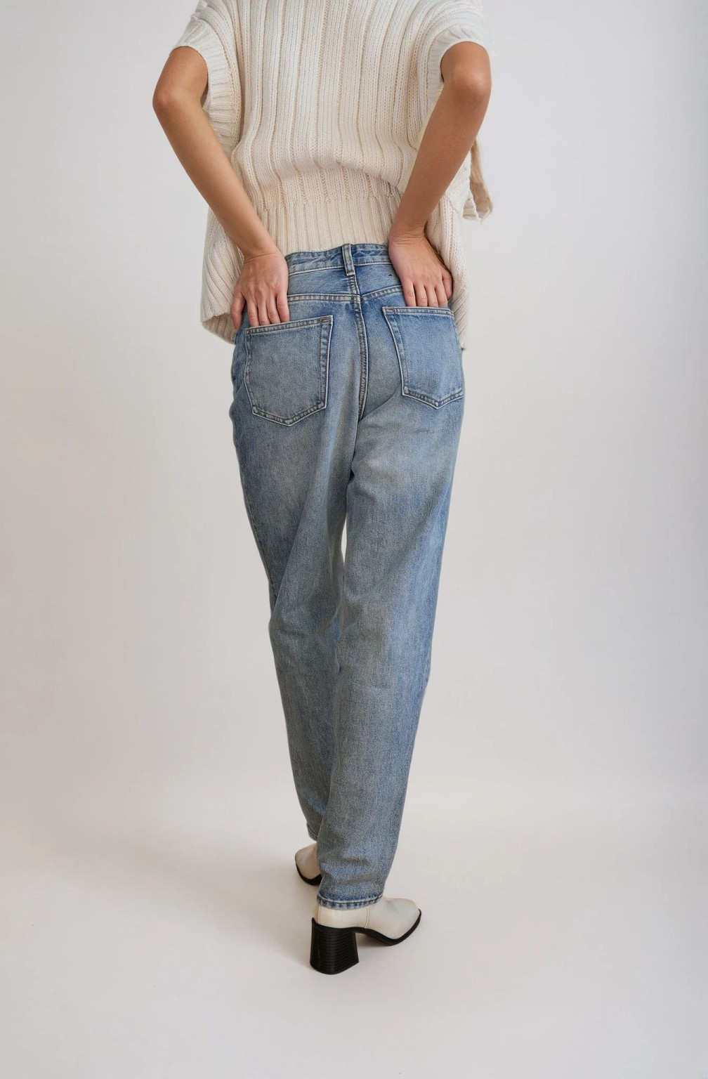 niebieskie spodnie jeans