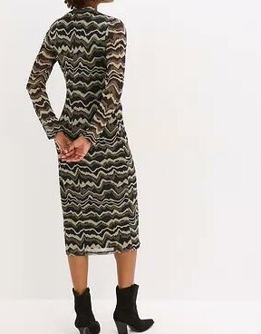 SUKIENKA PLUS SIZE MIDI Z DŁUGIM RĘKAWEM I STÓJKĄ PRINT