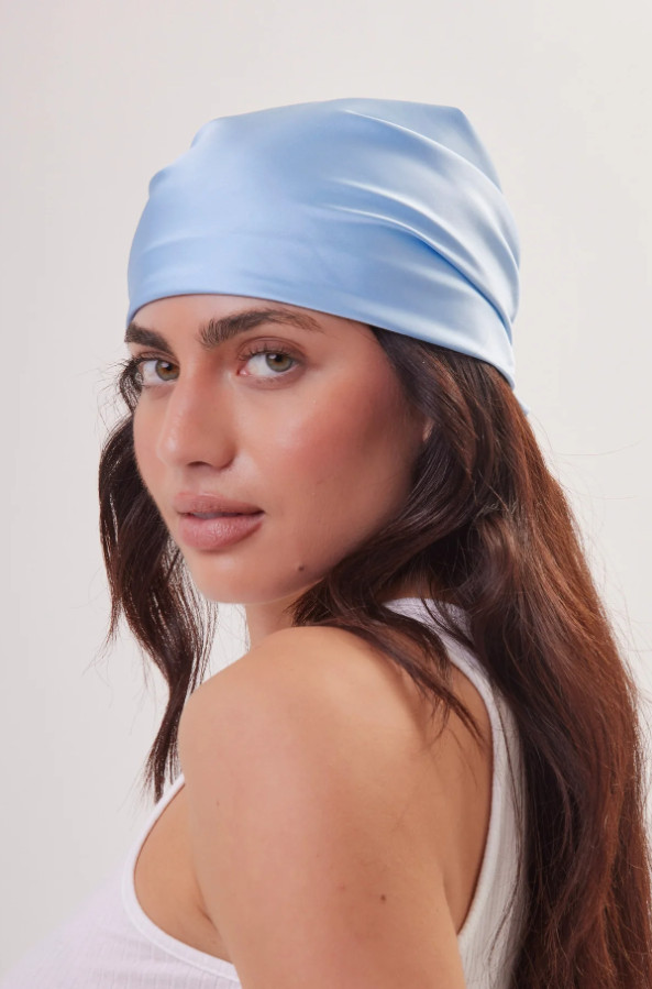 satynowa niebieska chustka bandana