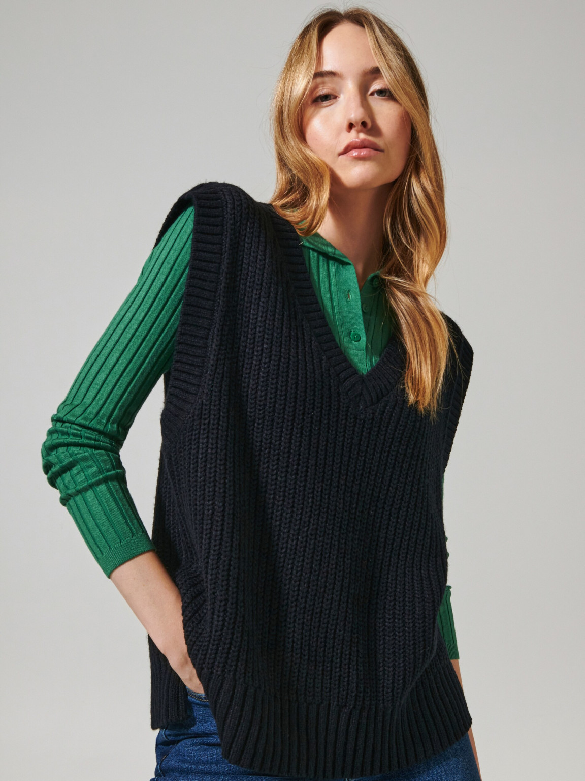 CZARNA DZIANINOWA KAMIZELKA v-neck