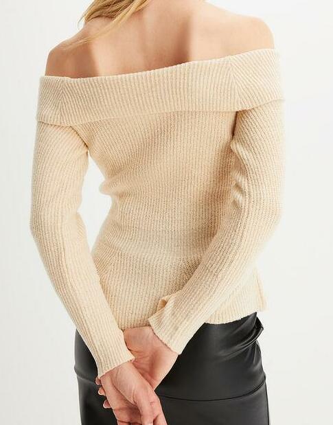 SWETER Z DEKOLTEM 