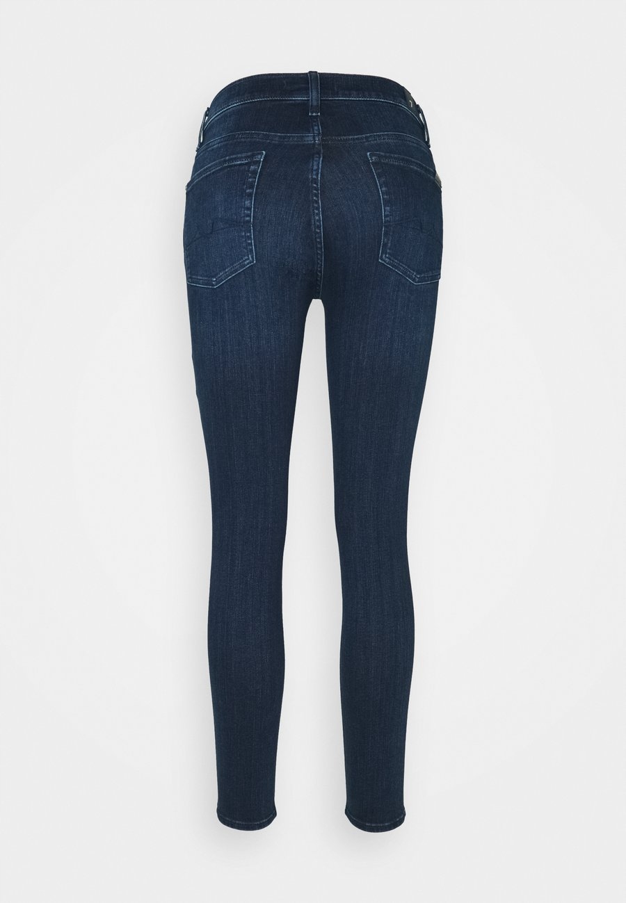 niebieskie spodnie jeans