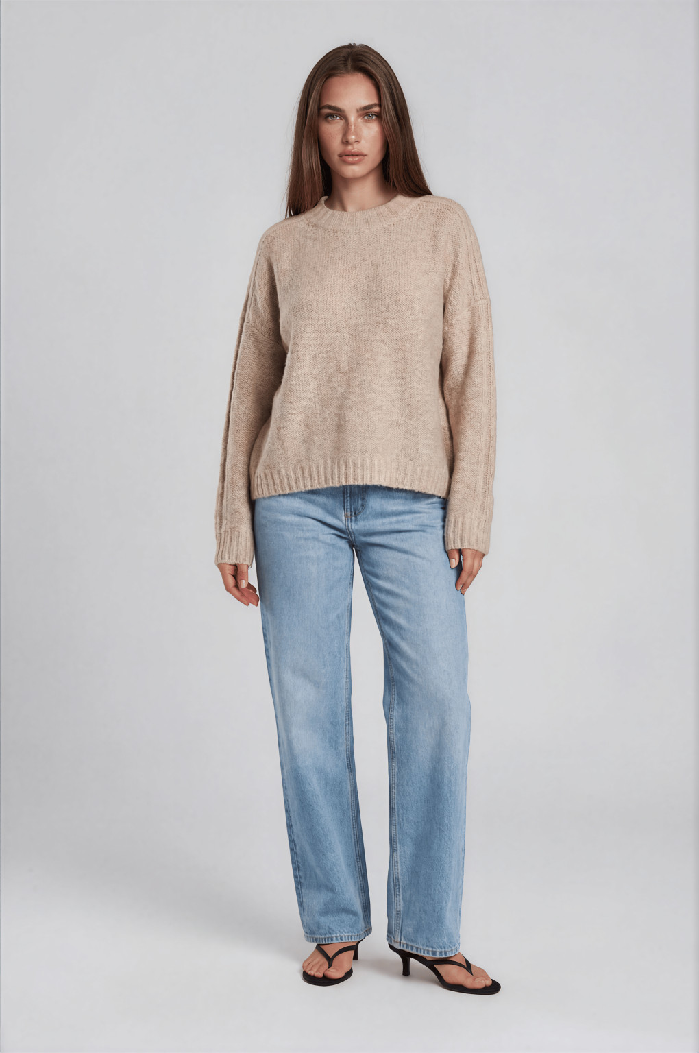 beżowy sweter oversize