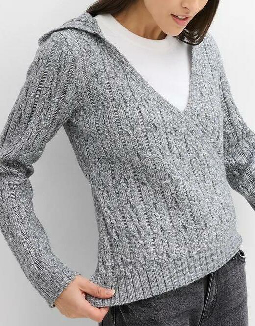 SWETER Z KAPTUREM Z ASYMETRYCZNĄ LINIĄ DOŁU