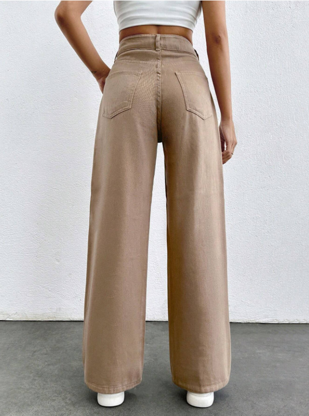 beżowe spodnie jeans
