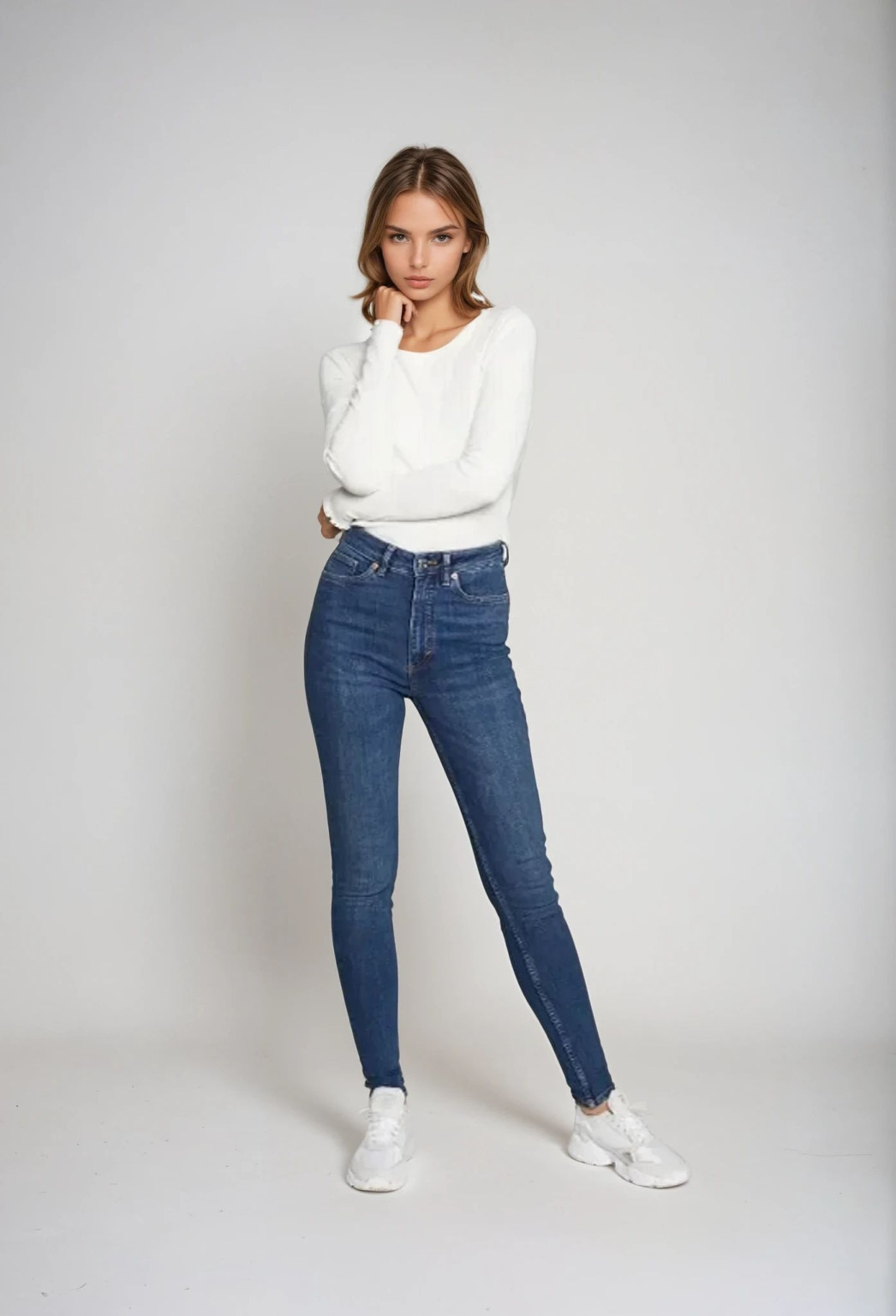 niebieskie spodnie rurki jeans