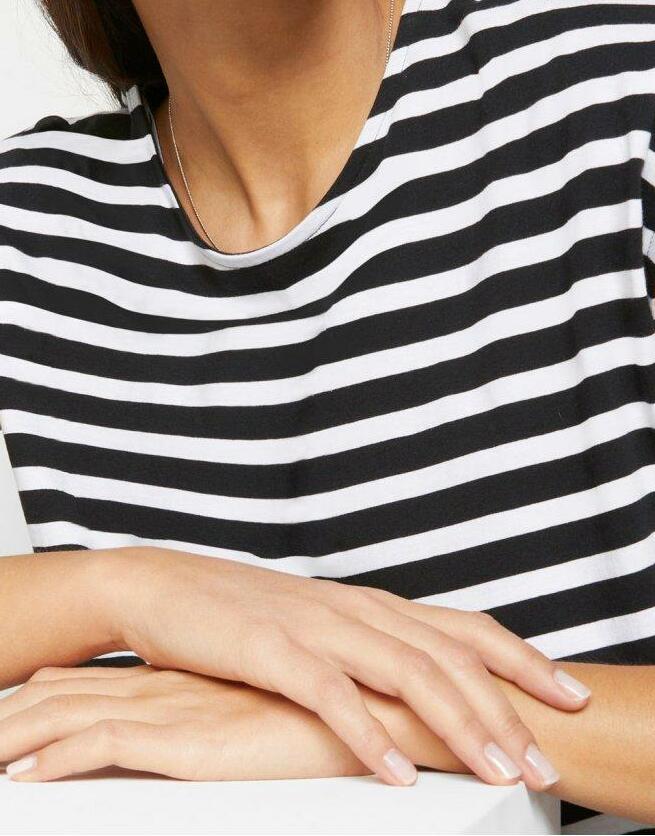 T-SHIRT W PASKI