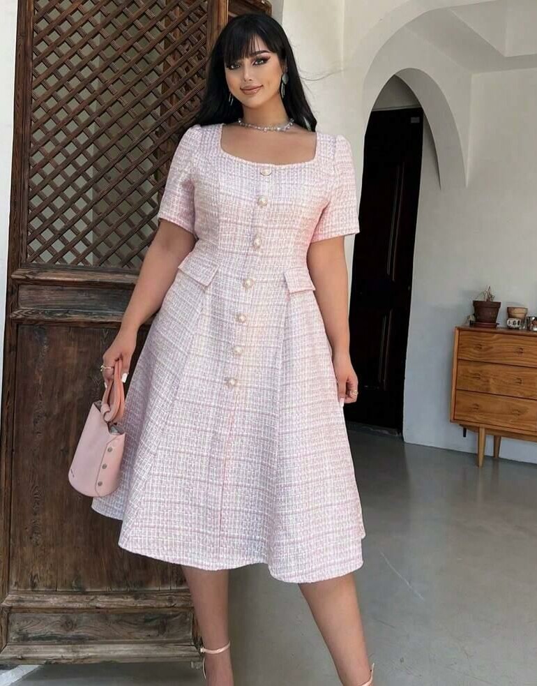 midi różowa sukienka tweed guziki