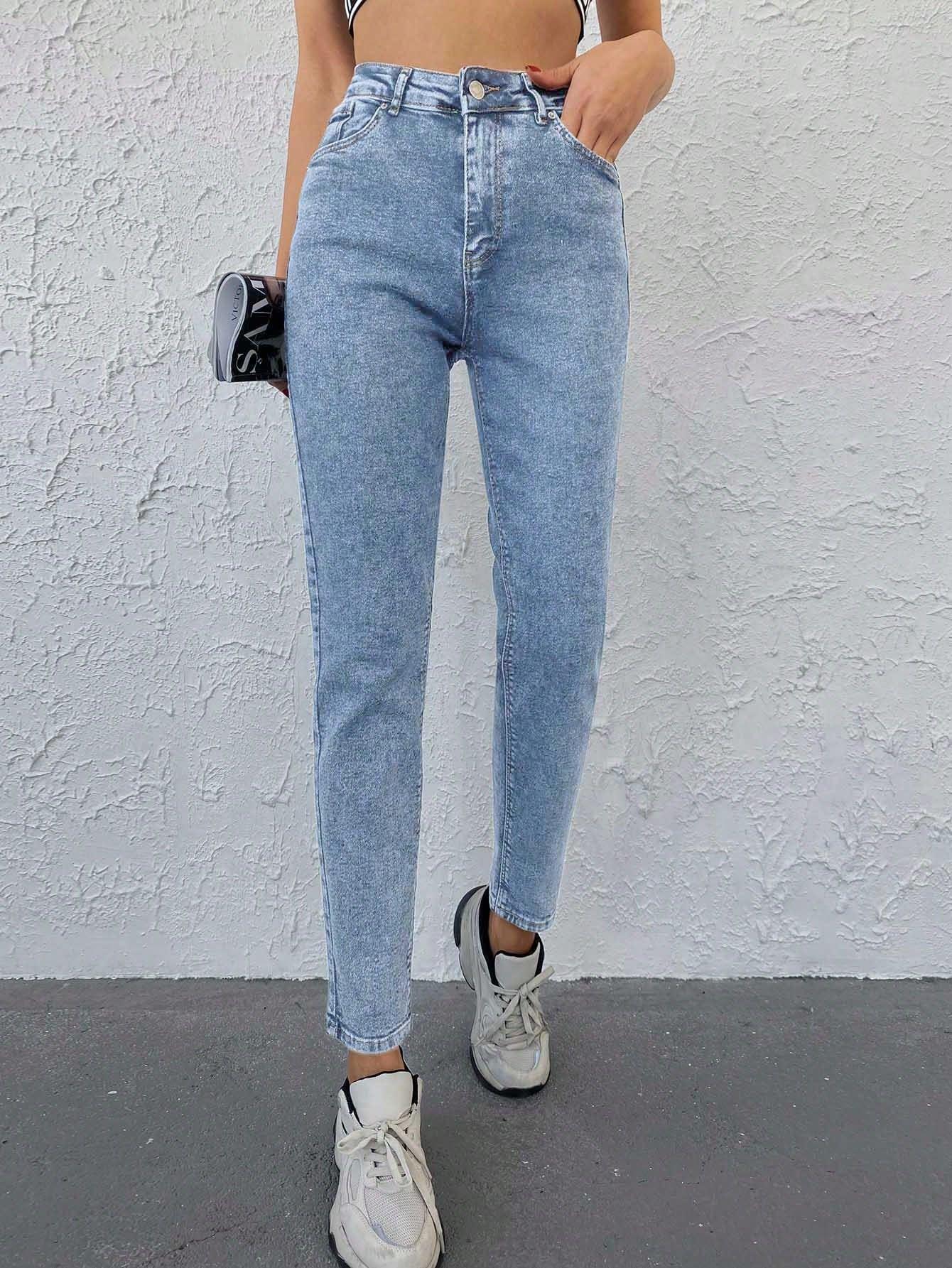 niebieskie spodnie jeans 