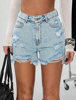 niebieskie spodenki jeans
