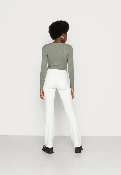 białe spodnie jeans