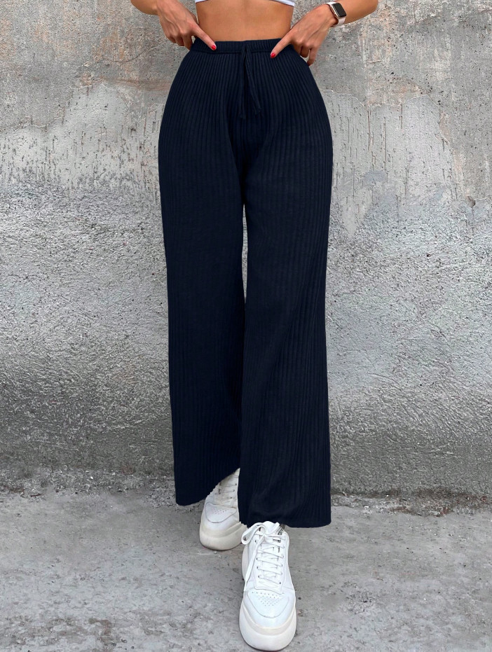 granatowe spodnie casual